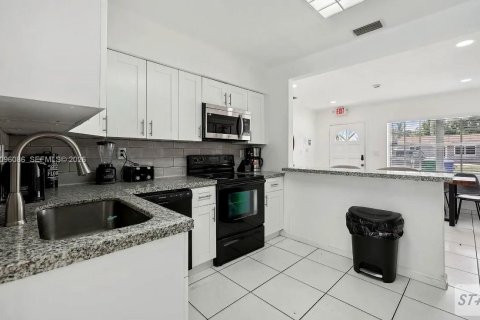 Villa ou maison à louer à Miramar, Floride: 4 chambres, 72.28 m2 № 2388050 - photo 4