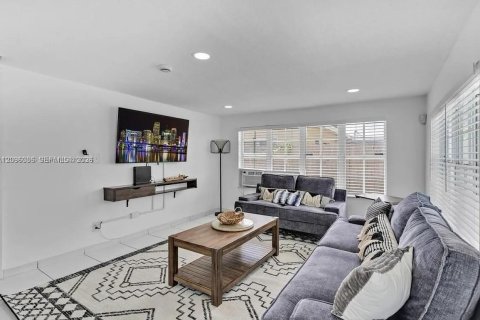 Villa ou maison à louer à Miramar, Floride: 4 chambres, 72.28 m2 № 2388050 - photo 7