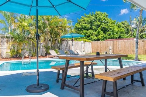 Villa ou maison à louer à Miramar, Floride: 4 chambres, 72.28 m2 № 2388050 - photo 3