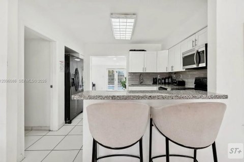 Villa ou maison à louer à Miramar, Floride: 4 chambres, 72.28 m2 № 2388050 - photo 9