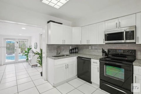 Villa ou maison à louer à Miramar, Floride: 4 chambres, 72.28 m2 № 2388050 - photo 5