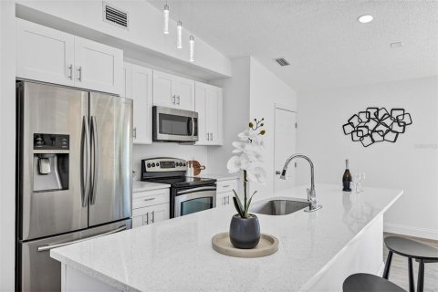 House in Palm Bay, Florida 3 bedrooms, 110.37 sq.m. № 1893736 - photo 9