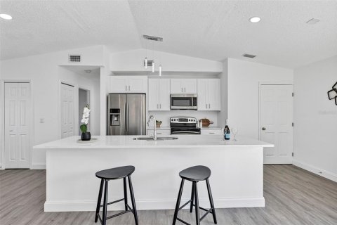 House in Palm Bay, Florida 3 bedrooms, 110.37 sq.m. № 1893736 - photo 8