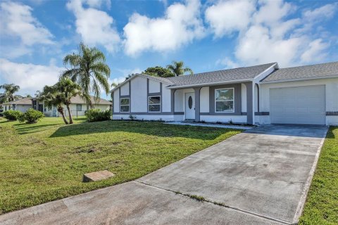 House in Palm Bay, Florida 3 bedrooms, 110.37 sq.m. № 1893736 - photo 2
