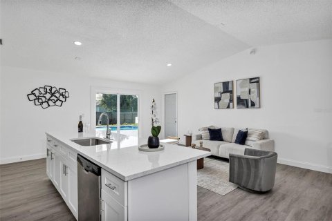 House in Palm Bay, Florida 3 bedrooms, 110.37 sq.m. № 1893736 - photo 11