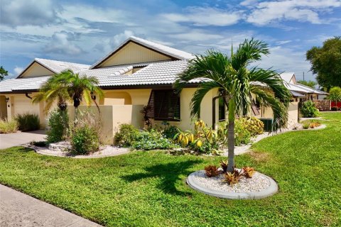 House in Venice, Florida 2 bedrooms, 164.44 sq.m. № 2303214
