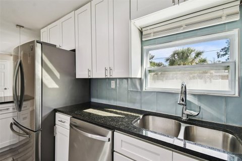 House in Tampa, Florida 4 bedrooms, 146.41 sq.m. № 2206066 - photo 9