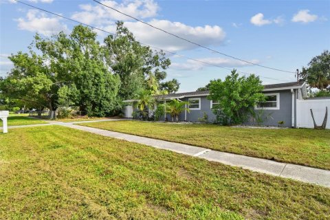 House in Tampa, Florida 4 bedrooms, 146.41 sq.m. № 2206066 - photo 2