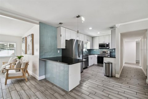 House in Tampa, Florida 4 bedrooms, 146.41 sq.m. № 2206066 - photo 6