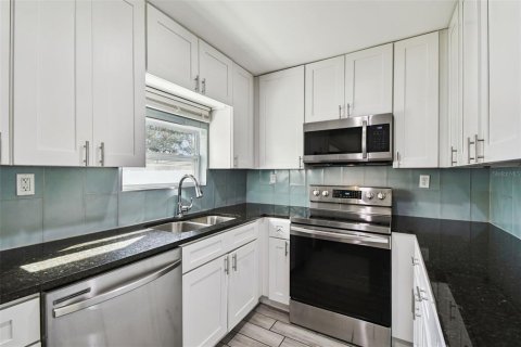 House in Tampa, Florida 4 bedrooms, 146.41 sq.m. № 2206066 - photo 8