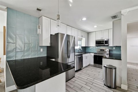 House in Tampa, Florida 4 bedrooms, 146.41 sq.m. № 2206066 - photo 7