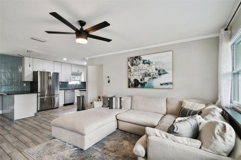 House in Tampa, Florida 4 bedrooms, 146.41 sq.m. № 2206066 - photo 4