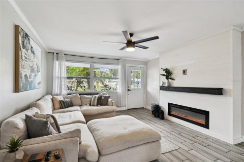 House in Tampa, Florida 4 bedrooms, 146.41 sq.m. № 2206066 - photo 5