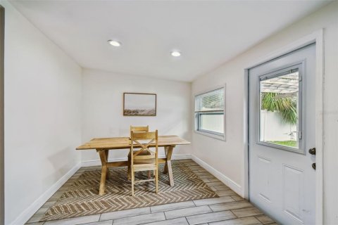 House in Tampa, Florida 4 bedrooms, 146.41 sq.m. № 2206066 - photo 19