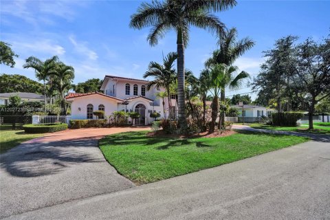 Villa ou maison à louer à Coral Gables, Floride: 5 chambres, 346.9 m2 № 2257640 - photo 2