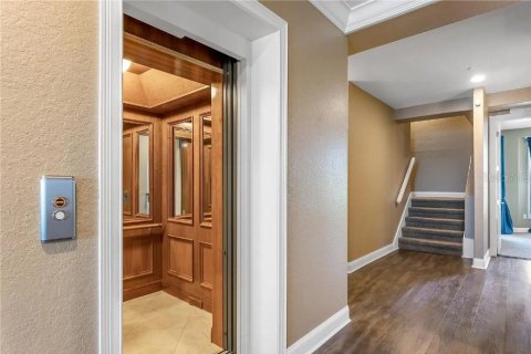 Townhouse in Saint Petersburg, Florida 4 bedrooms, 353.96 sq.m. № 2210821 - photo 12