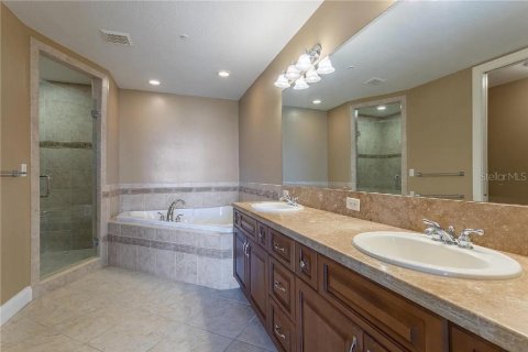 Townhouse in Saint Petersburg, Florida 4 bedrooms, 353.96 sq.m. № 2210821 - photo 4