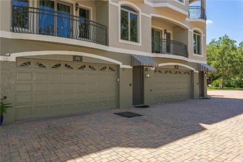 Townhouse in Saint Petersburg, Florida 4 bedrooms, 353.96 sq.m. № 2210821 - photo 17