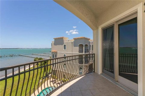 Townhouse in Saint Petersburg, Florida 4 bedrooms, 353.96 sq.m. № 2210821 - photo 5