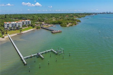 Townhouse in Saint Petersburg, Florida 4 bedrooms, 353.96 sq.m. № 2210821 - photo 15