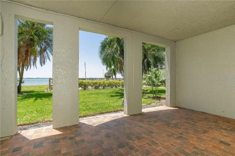 Townhouse in Saint Petersburg, Florida 4 bedrooms, 353.96 sq.m. № 2210821 - photo 13