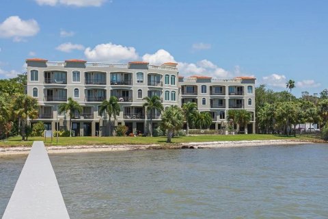 Townhouse in Saint Petersburg, Florida 4 bedrooms, 353.96 sq.m. № 2210821