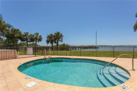Townhouse in Saint Petersburg, Florida 4 bedrooms, 353.96 sq.m. № 2210821 - photo 14