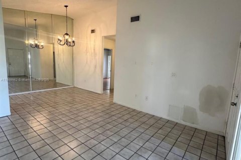 Condo in Miami, Florida, 2 bedrooms  № 1896996 - photo 4