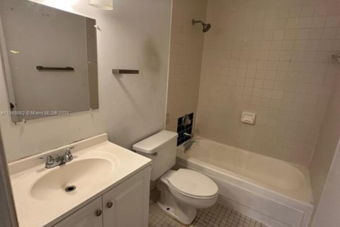 Condo in Miami, Florida, 2 bedrooms  № 1896996 - photo 11
