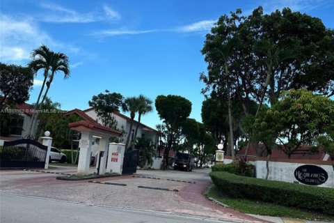 Condo in Miami, Florida, 2 bedrooms  № 1896996 - photo 1