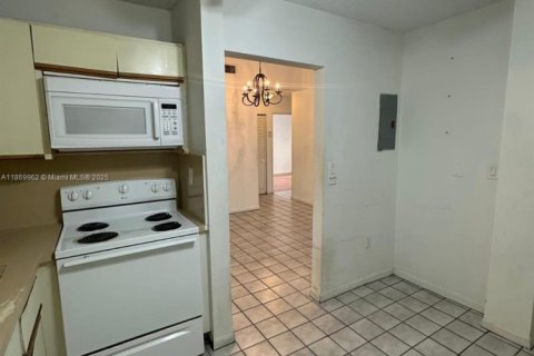 Condo in Miami, Florida, 2 bedrooms  № 1896996 - photo 7