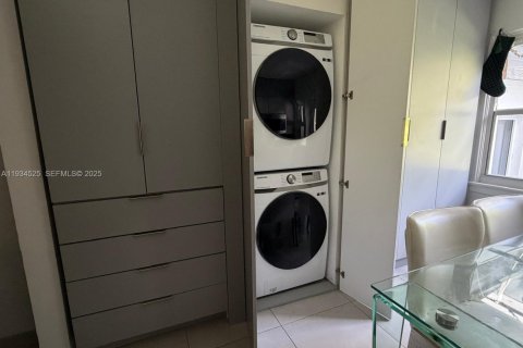 Снять в аренду виллу или дом в Майами, Флорида 2 спальни, 113.53м2, № 1992588 - фото 9