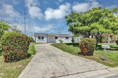 House in Lake Wales, Florida 4 bedrooms, 97.55 sq.m. № 1780649 - photo 1