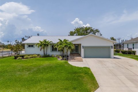 House in Apollo Beach, Florida 3 bedrooms, 194.91 sq.m. № 1677004 - photo 1