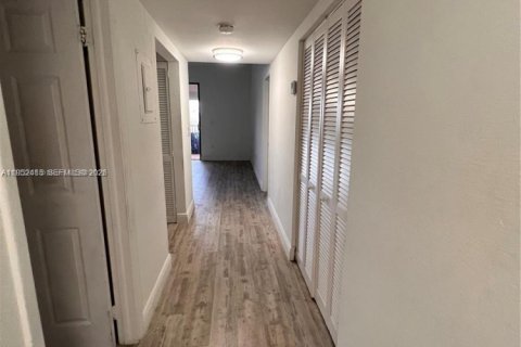 Condo in Miami, Florida, 2 bedrooms  № 2012009 - photo 7