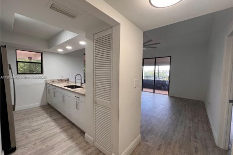 Condo in Miami, Florida, 2 bedrooms  № 2012009 - photo 17