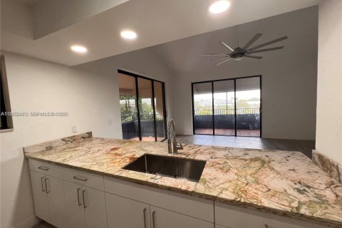 Condo in Miami, Florida, 2 bedrooms  № 2012009 - photo 10