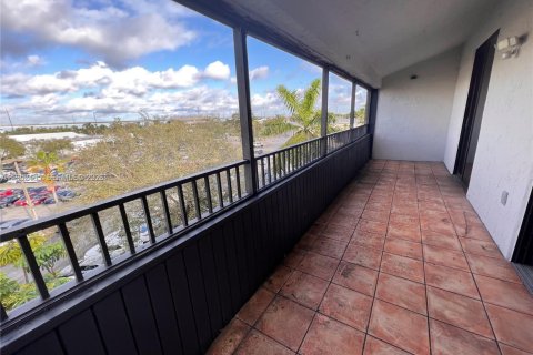 Condo in Miami, Florida, 2 bedrooms  № 2012009 - photo 16