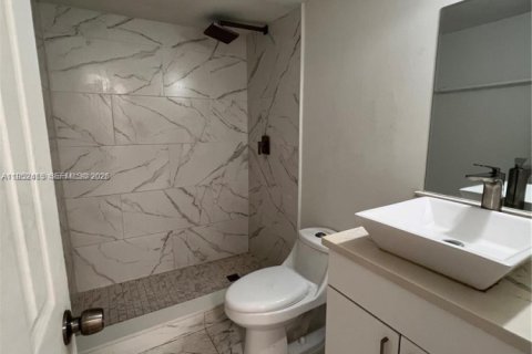 Condo in Miami, Florida, 2 bedrooms  № 2012009 - photo 6