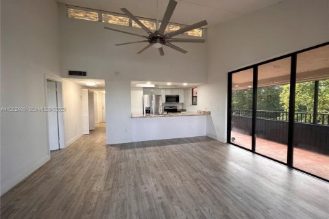 Condo in Miami, Florida, 2 bedrooms  № 2012009 - photo 15