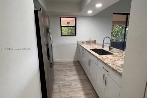 Condo in Miami, Florida, 2 bedrooms  № 2012009 - photo 11