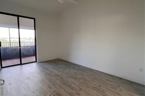 Condo in Miami, Florida, 2 bedrooms  № 2012009 - photo 4