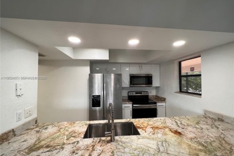 Condo in Miami, Florida, 2 bedrooms  № 2012009 - photo 2