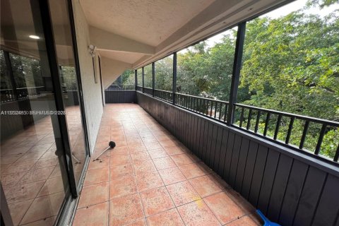 Condo in Miami, Florida, 2 bedrooms  № 2012009 - photo 14