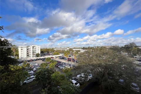 Condo in Miami, Florida, 2 bedrooms  № 2012009 - photo 13