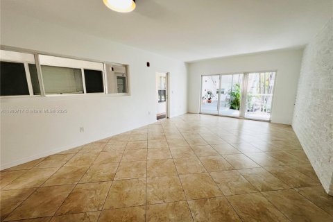 Снять в аренду квартиру в Майами-Бич, Флорида 1 спальня, 74.32м2, № 1956394 - фото 3