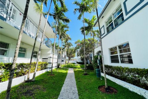 Снять в аренду квартиру в Майами-Бич, Флорида 1 спальня, 74.32м2, № 1956394 - фото 2