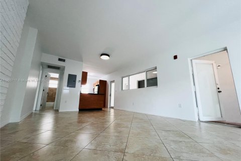 Снять в аренду квартиру в Майами-Бич, Флорида 1 спальня, 74.32м2, № 1956394 - фото 4