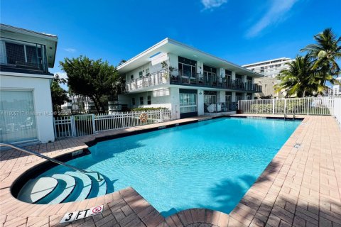 Снять в аренду квартиру в Майами-Бич, Флорида 1 спальня, 74.32м2, № 1956394 - фото 1