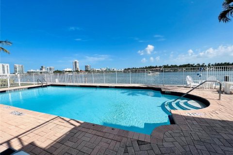 Снять в аренду квартиру в Майами-Бич, Флорида 1 спальня, 74.32м2, № 1956394 - фото 20